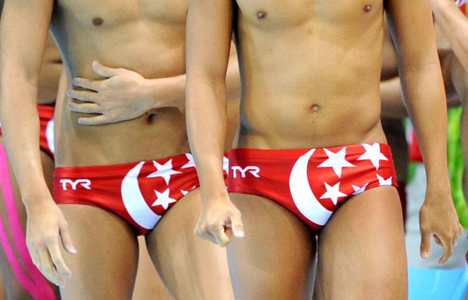 El Gobierno de Singapur se ha mostrado muy molesto con los baadores que su equipo de waterpolo. La media luna que forma parte de la bandera nacional se encuentra justo a la altura de los genitales.