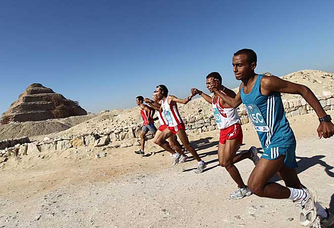 Los integrantes del equipo de egipcio que participaron en la carrera de de 100 Km por el desierto, a su paso por la pirmide de Giza.