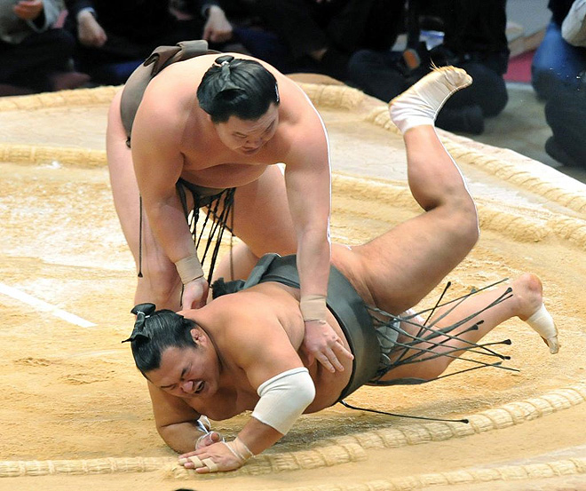 Fukuoka acoge estos das un torneo de Gran Sumo. En la imagen, Hakuho aloja ms que derriba a Toyonoshima en lo que parece ms una gentileza que un empujn.