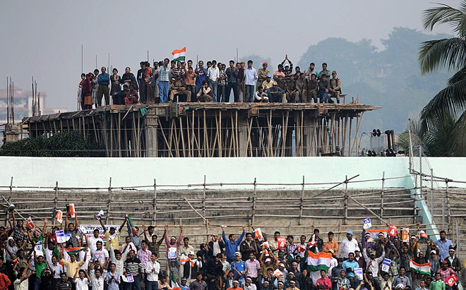 Estos aficionados indios no dudaron en subirse a la azotea de un edificio en obras para ver por la gorra el partido entre su seleccin de cricket y la de Nueva Zelanada.
