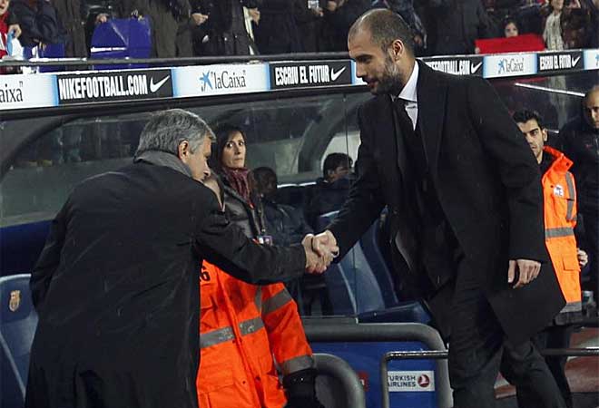 Muy deportivamente Mourinho y Guardiola se saludaron antes del inicio del encuentro