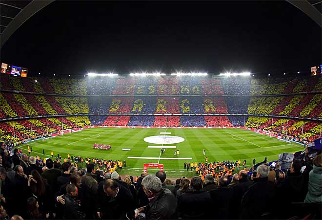 As recibi el Camp Nou la salida de los dos equipos al csped.