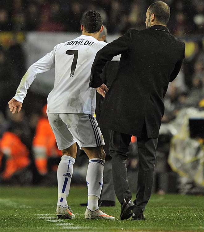 Aqu fue cuando Cristiano Ronaldo empuja a Guardiola porque ste vacil con darle el baln y no drselo.