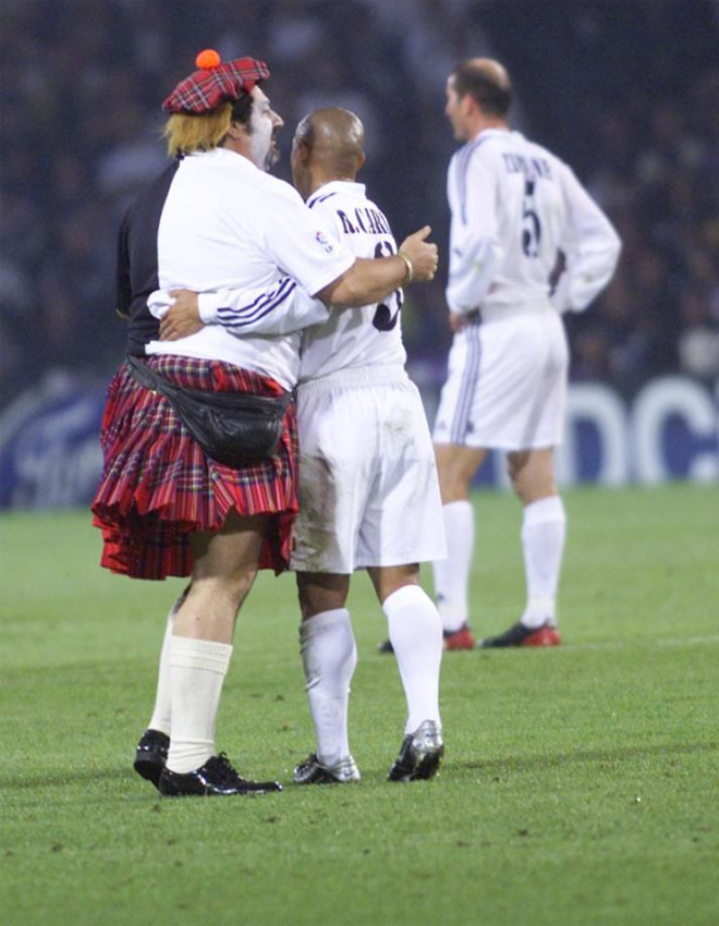 Un espontneo con falda salt al terreno de juego y fue a abrazarse a Roberto Carlos.