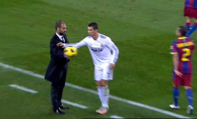 Cristiano va a recoger un baln en la banda y Guardiola le ofrece el baln en bandeja, pero...