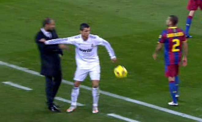 ... cuando el portugus lo va a coger, Guardiola lo lanza lejos y Cristiano le empuja.