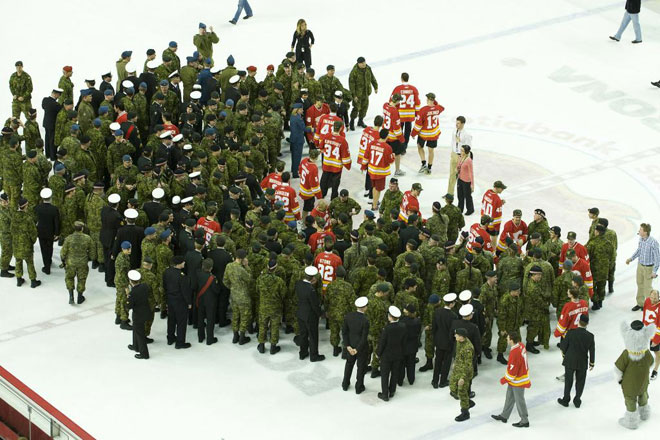 Los jugadores de los Calgary Flames recibieron sobre el hielo a miembros del ejrcito de Canad.