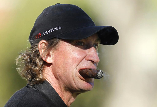 Wayne Gretzky se fuma este espectacular puro durante 'Chevron World Challenge' de golf que se celebra estos das en Thousand Oaks, California.