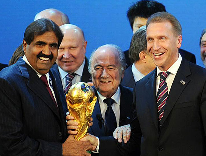 El Emir de Qatar y el delegado del primer ministro ruso junto con Joseph Blatter y la copa del Mundial despus de saber que Rusia y Qatar organizarn los mundiales de 2018 y 2022.