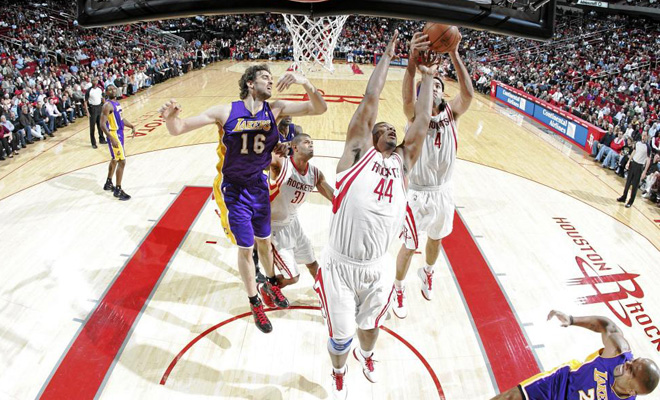 Luis Scola y Chuck Hayes 'vuelan' para conseguir el rebote ante la presencia de Pau Gasol durante el partido de NBA entre Los ngeles Lakers y Houston Rockets.