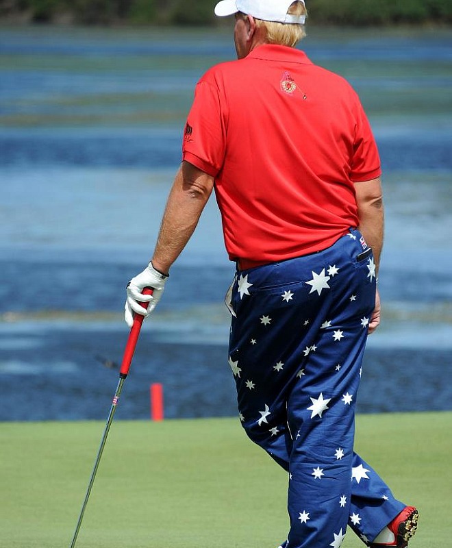 El veterano golfista John Daly dio la nota con sus pantalones estrellados en el Australian Open.