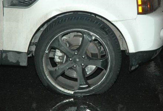 El accidente no tuvo demasiadas consecuencias. La peor parte se la llev la rueda del coche de Guti.