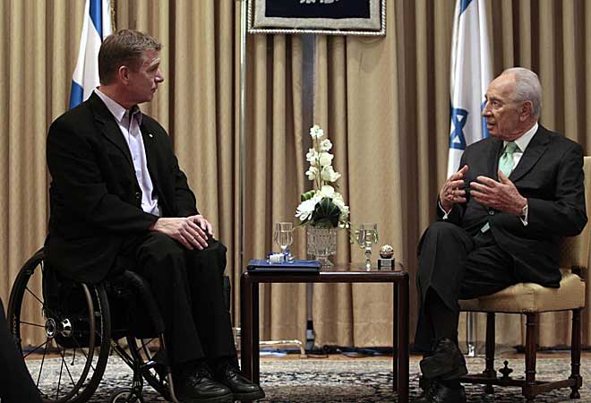 El presidente israel charla con el deportista paralmpico Hansen en Jerusalem.