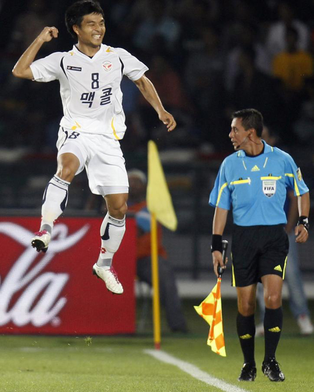 Con este salto de alegra Choi Sung-Kuk, del Seongnam Ilhwa, celebraba uno de los goles que clasificaron a los coreanos para las semifinales del Mundialito de Clubes.