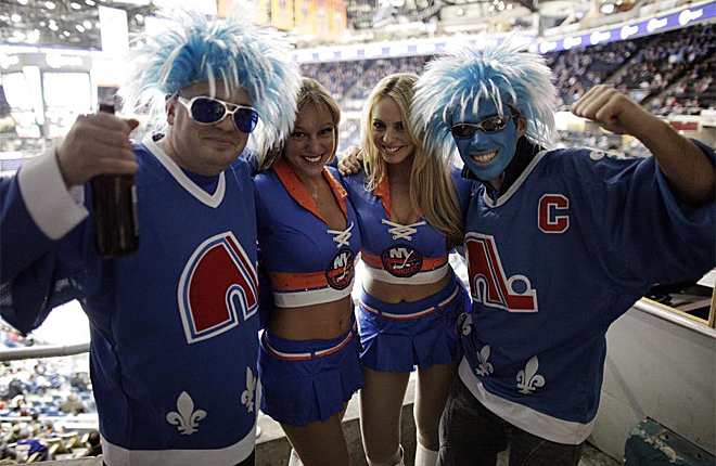 Estas 'cheerleaders' fueron 'asaltadas' por dos aficionados fans de los Quebec Nordiques en un partido de la NHL para hacerse una foto.