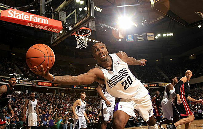 El jugador de Sacramento Kings Donte Greene estira su brazo para alcanzar un baln en un partido de la NBA.