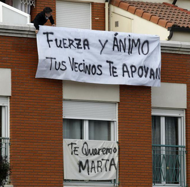 Los vecinos de Marta Domnguez mostraron su apoyo incondicional a la atleta palentina colgando varias pancartas en la fachada.
