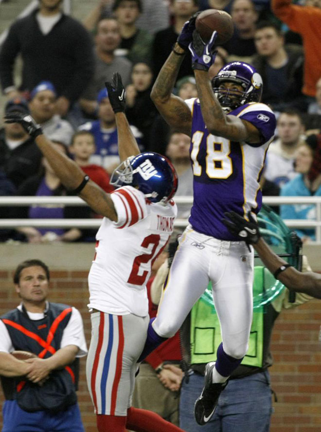 Sidney Rice, wide receiver de los Vikings, ganndole la partida a Terrell Thomas, jugador de los New York Giants.