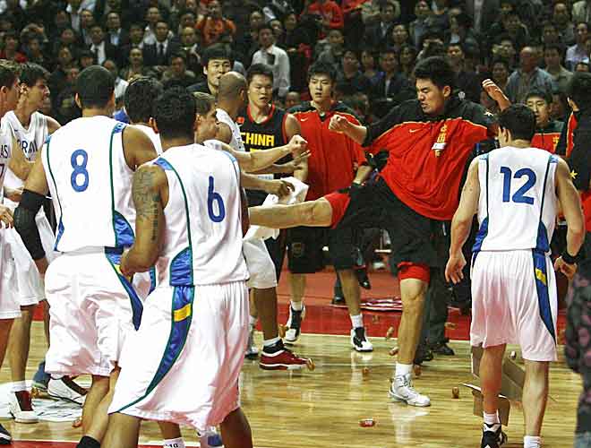 Los jugadores del equipo Chino y Brasileo de baloncesto se enfrascan en una pelea en la que hay algunas patadas.