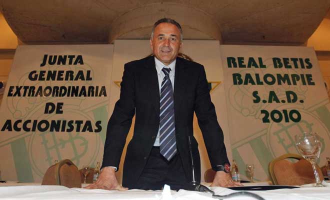 Rafael Gordillo, nuevo presidente del Betis, tras la Junta General de Accionistas en la que fue nombrado.