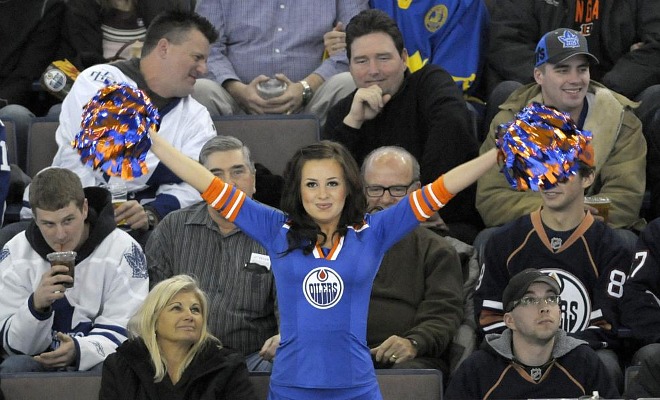 Las cheerleaders de los Edmonton Oilers hacen las delicias de los aficionados en plena grada