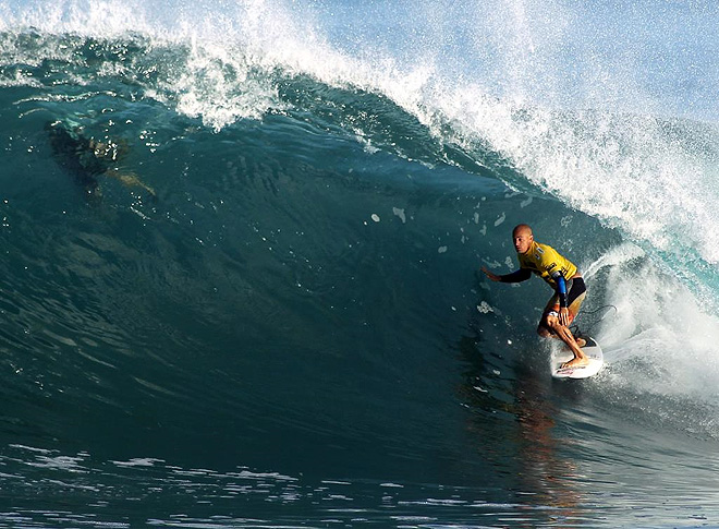Este surfista se atreve con una ola que le supera en varios cuerpos y que hace de espejo, durante el ASP World Surfing Champion .