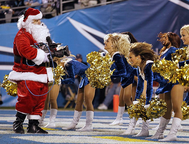 Las cheerleaders de San Diego Chargers, de la NFL, muestran a Santa Claus su mejor baile para demostrarle que han sido buenas chicas en 2010.