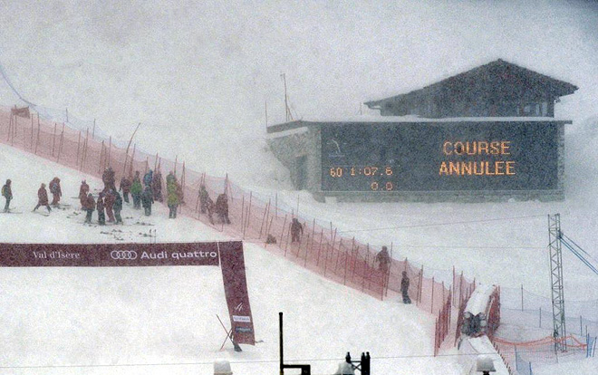Las malas condiciones meteorolgicas, viento y nieve, han obligado a cancelar el segundo Super Gigante femenino de la Copa del Mundo que se iba a disputar en Val d'Isre (Francia).