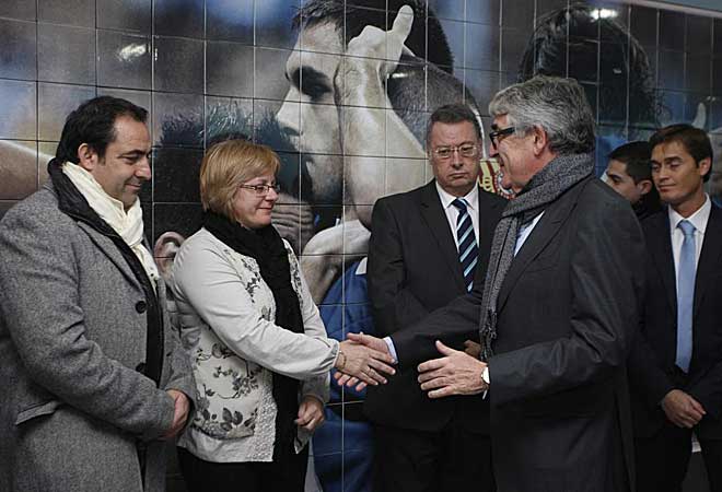 El presidente de la entidad blanquiazul y la madre del ex capitn espanyolista estrechan las manos en Espacio Memorial en recuerdo de Dani Jarque.
