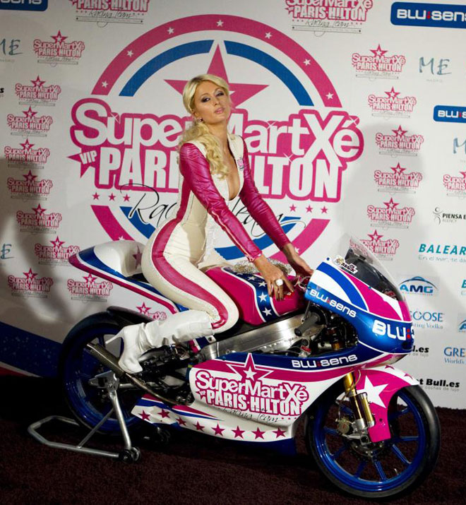 La meditica Paris Hilton present en Madrid el equipo SuperMartxe VIP Paris Hilton, que competir en el Mundial de motociclismo.