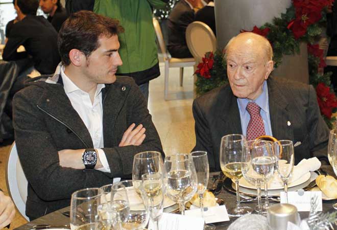 El Presidente de Honor del Real Madrid, Alfredo Di Stefano, comparti mesa con el capitn, Iker Casillas.