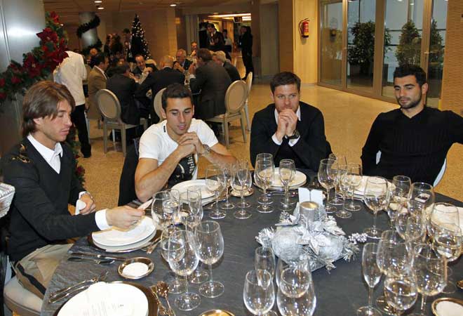 Los jugadores del Madrid que consiguieron la Copa del Mundo se sentaron juntos para compartir la comida. Al grupo de Ramos, Arbeloa, Xabi Alonso y Albiol solo le falt el portero, que se sent con Di Stfano.