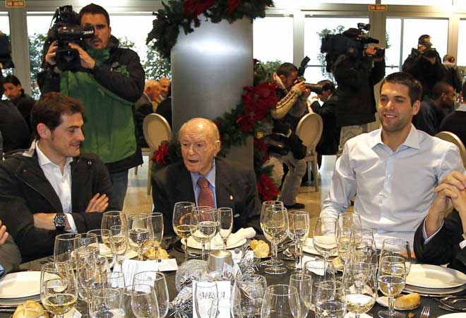 Los capitanes de ambas secciones, Felipe Reyes e Iker Casillas, estuvieron escoltando a la 'saeta rubia'.