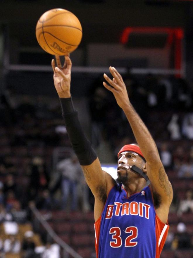 El alero de los Pistons anot 35 puntos en la victoria de su equipo ante los Raptors.