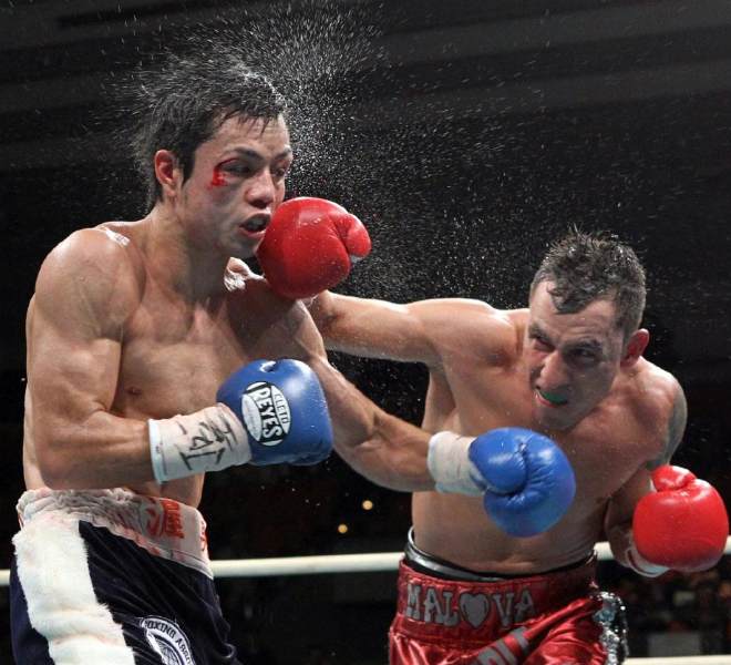 El boxeador maxicano Hugo Caizares, que venci al japones Hiroyuki Hisataka en el campeonato de la WBA de Supermosca, conecta un derechazo a la cara de su rival.