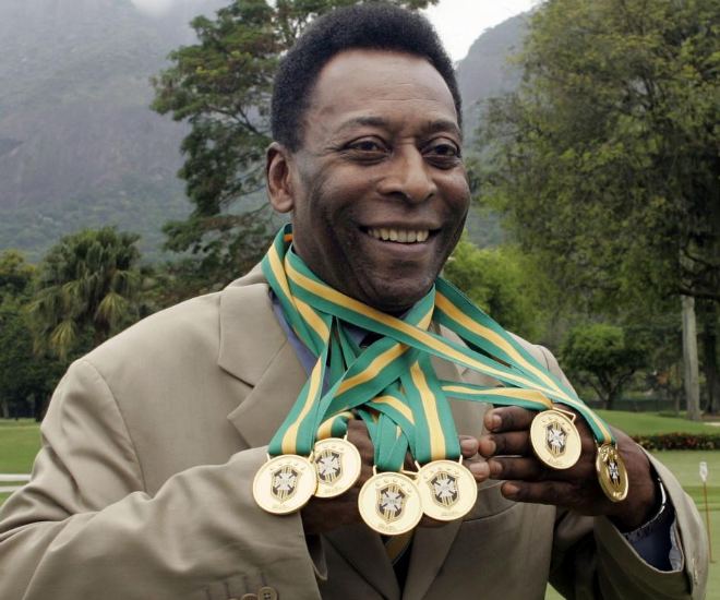 Edson Arantes do Nascimento, mas conocido como 'Pele', posa con sus seis medallas que muestran los campeonatos brasileos que gan.