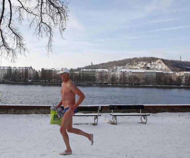 Este hombre corre en baador por las calles de Praga. El fenmeno iba despus a participar en la tradicional carrera navidea por las aguas de la capital checa.