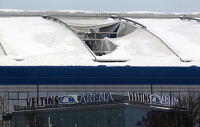 El Veltis Arena de Gelsenkirchen, estadio del Schalke 04, amaneci con una parte de su cubierta retractil hundida por las intensas nevadas que han sacudido el centro de Europa estos das.
