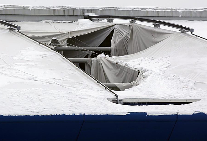 El Veltis Arena de Gelsenkirchen, estadio del Schalke 04, amaneci con una parte de su cubierta retractil hundida por las intensas nevadas que han sacudido el centro de Europa estos das.