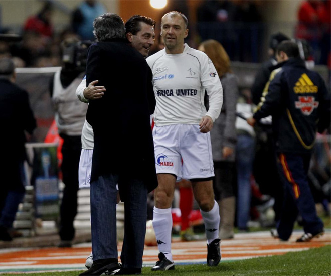 Mourinho se abraz con Futre, otro que, como Pantic, se puso las botas y volvi a pisar el terreno de juego del Vicente Caldern.