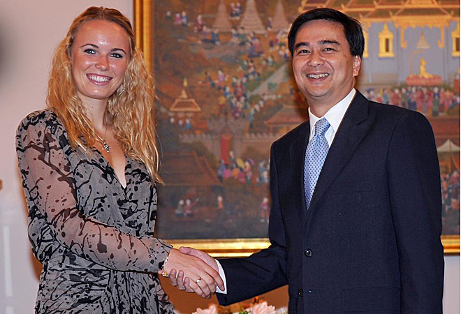 La danesa Caroline Wozniacki (en la imagen) y la belga Kim Clijsters acudieron a la recepcin oficial del primer ministro de Tailandia, Abhisit Vejjajiva, antes del partido de exhibicin que ambas disputarn el da de Ao Nuevo en Bangkok.