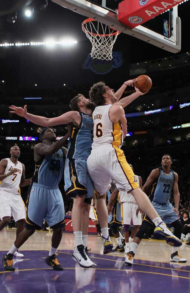 Los Grizzlies pasaron por encima de los Lakers en Los ngeles en un partido en el que la defensa de Marc Gasol super a su hermano Pau Gasol.