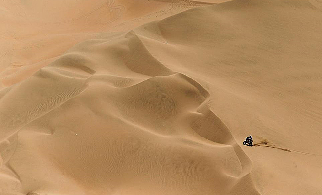En la soledad del desierto, el piloto slo puede confiar en su mquina y en su capacidad de supervivencia.