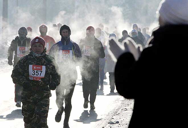 Si ya nos helamos cuando tenemos -5 grados, qu pensaran estos corredores en Omsk que se han lanzado a la calle para correr la tradicional maratn de navidad con -30 grados de temperatura