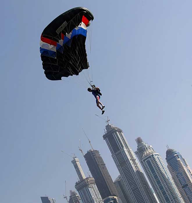 Un accin no apta para los que temen a las alturas es la que realiza este hombre, que vuela por los aires con su paracadas con todos los rascacielos de Dubai de fondo y pone en duda a los que piensan que el ser humano no puede volar