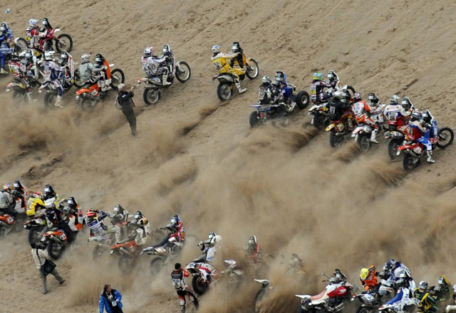 Los competidores de la categora de motos y quads comenzando la novena etapa del Dakar 2011 con salida y llegada en la ciudad chilena de Copiap.
