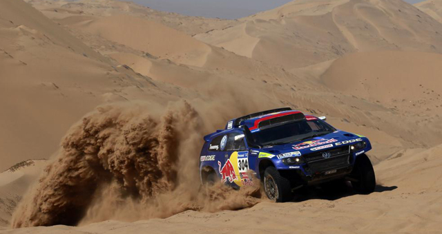 El estadounidense Mark Miller al volante de su Volkswagen Toaureg luchando contra el elemento ms duro del Dakar, la arena.