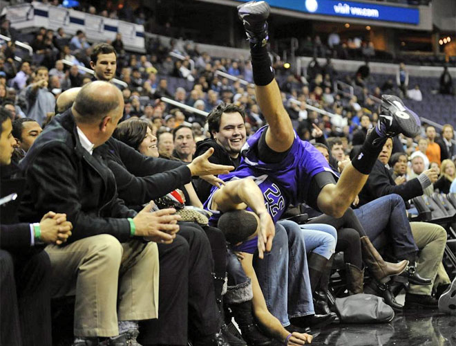 Francisco Garcia, jugador de los Sacramento Kings, cae en un momento del partido ante los Washington Wizards.