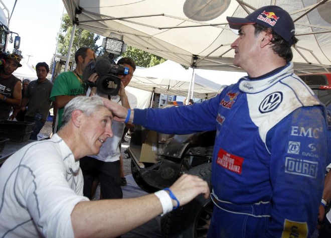 Sainz cont con la ayuda de su compaero de equipo, el estadounidense Mark Miller, que le dio los repuestos y lo ayud a reparar su automvil.