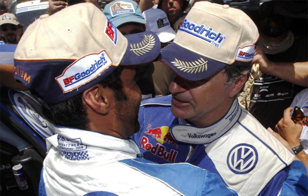 Carlos Sainz demostr ser un caballero al ir a felicitar a su compaero Al Attiyah por su triunfo en el Dakar. Los dos volvieron a tener esta edicin algn roce.